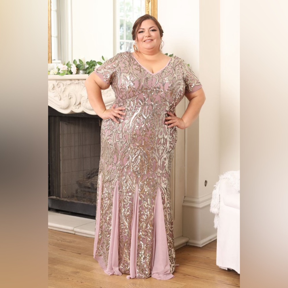 Sequined Plus Dress 💛 - Picture 4 of 9